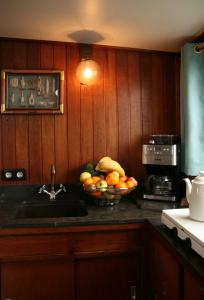 奈梅亨小奥普辛船屋的厨房在柜台上放一碗水果