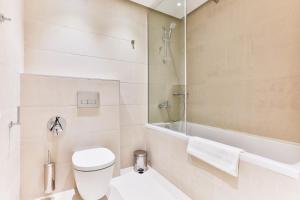 布德瓦Montesun RAF Apartments的浴室配有卫生间、淋浴和浴缸。