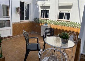 普拉多德尔雷Apartamento Rural Prado del Rey的阳台的天井配有桌椅