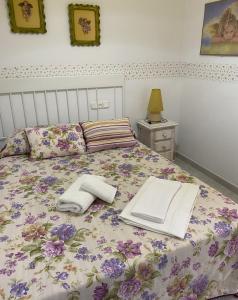 普拉多德尔雷Apartamento Rural Prado del Rey的一间卧室配有带毛巾的床