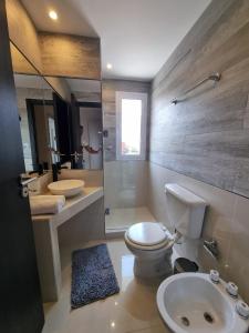 圣萨尔瓦多德朱Suite La Posta的浴室配有卫生间、盥洗盆和淋浴。