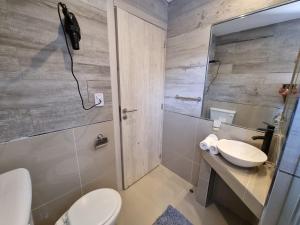 圣萨尔瓦多德朱Suite La Posta的一间带卫生间、水槽和镜子的浴室