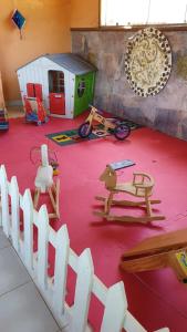 穆库热Casarão Alpina的一个带围栏和玩具的儿童游乐区