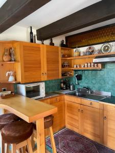 卢布尔雅那Family lake house Zbilje的厨房配有木制橱柜和木桌。