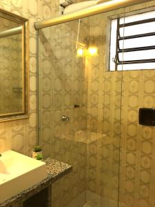新汉堡市Nossa Casa Novo Hamburgo的带淋浴、水槽和镜子的浴室