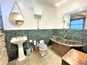 MarskeMarske Stables, Yorkshire Dales的带浴缸、卫生间和盥洗盆的浴室