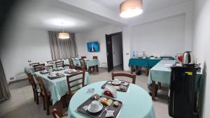 莫塔·圣塔纳斯塔西亚Idilliaco inn的一间配备有蓝色桌椅的用餐室