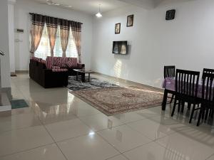 Pontian BesarDe Pontian Homestay的客厅配有沙发和桌椅