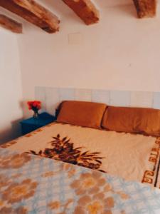 Villalba dels ArcsSidharta Room的一间卧室配有一张床铺,床上有毯子