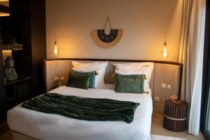 圣玛尔塔迪佩纳吉昂MW Douro Wine & Spa Experience Hotel Collection的一间卧室配有一张带绿毯的床
