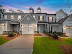 夏洛特Gorgeous New Townhome/Charlotte!的一座带车道的大型灰色房屋