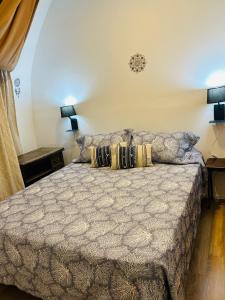 库奇拉阿尔塔Cuchilla Alta domo geodésico的一间卧室配有一张带两个枕头的床