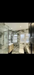 Hildenborough3 bedroom house Hildenborough的带淋浴、卫生间和盥洗盆的浴室