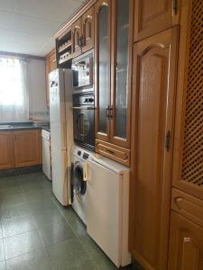 库列拉Descans的厨房配有冰箱、洗衣机和烘干机