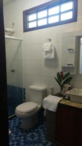 莫罗圣保罗Casa aconchegante ampla e charmosa的一间带卫生间和水槽的浴室