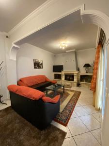 卡尔派尼西翁Sitara's House的客厅配有沙发和桌子
