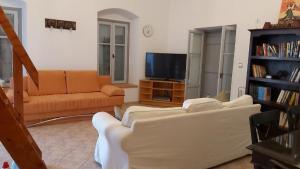 斯派赛斯KAS RESIDENCE renovated 2022的客厅配有两张沙发和一台电视机