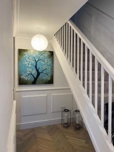 利物浦Greens Walk的走廊上设有楼梯,墙上挂有绘画作品