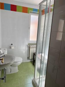 雷诺萨塔哈耶罗住宿加早餐旅馆的一间带卫生间和玻璃淋浴间的浴室
