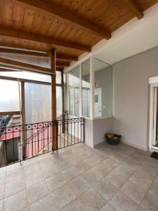 卡尔派尼西翁Sitara's House的空房间,带镜子的阳台