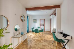 布里地区叙西Belle maison Paris/Disney的客厅配有桌子和绿色椅子