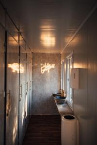 贝斯特Glamping Blessed Aquabest的一间带两个水槽和吊灯的浴室