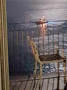 阿马尔菲Casa Gargano Ravello Amalfi Coast的椅子坐在阳台上,眺望水面
