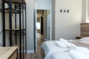 巴利亚多利德Apartamento BOSTON - Centro, Nuevo, Confort, Wifi的一间卧室配有带白色枕头的床