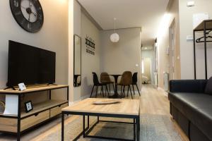 巴利亚多利德Apartamento BOSTON - Centro, Nuevo, Confort, Wifi的带沙发、电视和桌子的客厅