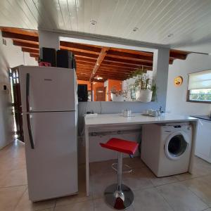 马德普拉塔Increíble casa a 4 cuadras del mar的厨房配有冰箱和洗衣机。