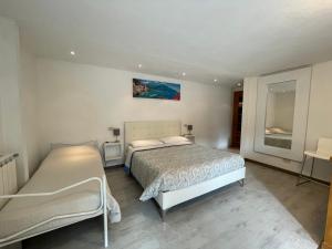 莱万托鲁里佛度假屋的一间卧室配有两张床和镜子