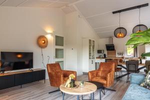 内斯Nesserduinen的客厅配有沙发、椅子和桌子