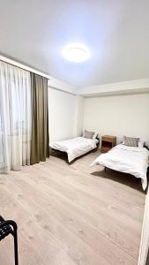 埃里温La Casa de Armenie的客房设有两张床和窗户。