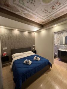 博洛尼亚La Suite Deluxe Rooms & Apartments的一间卧室配有一张床,上面有两条毛巾