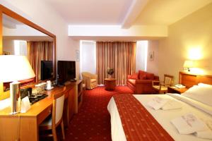 莱瓦贾Hotel Philippos Livadeia的酒店客房设有床和客厅。