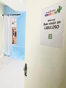 累西腓Pousada E Hostel Pernambucana的墙上有标志的白色门