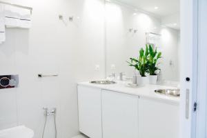 莫尔科泰"Fall in love only" Morcote lake的白色的浴室设有两个盥洗盆和镜子
