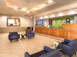 加迪纳市新加迪纳酒店的一间设有蓝色椅子的等候室和一个等候区