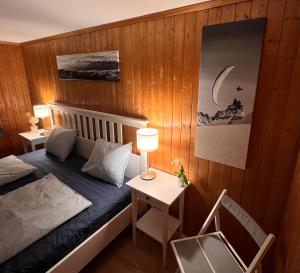 MattenCLOUD No3, Interlaken的一间卧室配有一张床和一张带台灯的桌子