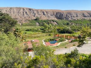 巴耶纳尔Cabañas Licanantay的享有花园空中和游泳池的景致