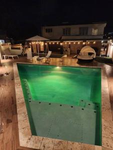 圣胡安Casa Delizia close to everywhere!的一座晚上在房子里的大型游泳池