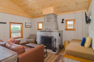 WestmoreMountain Lake Cottages的客厅设有壁炉和沙发。