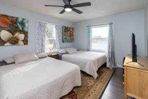 印第安纳波利斯5 Bedroom 3200 Square Foot House for Downtown Travelers的一间卧室设有两张床和窗户。