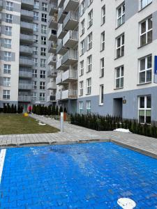 卡托维兹Apartament Bażantów 26的一座大楼前空的游泳池