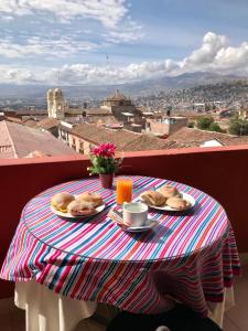 阿亚库乔Hotel San Francisco de Paula Ayacucho的阳台上摆放着食物的桌子
