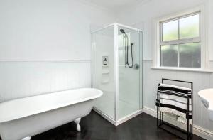 格雷敦Karoo House的白色的浴室设有浴缸和水槽。