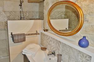 巴尔雅克马斯埃斯康贝尔酒店的一间带镜子和水槽的浴室