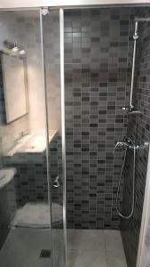 塞维利亚Fabuloso apartamento en Triana的带淋浴和盥洗盆的浴室