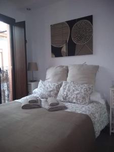 塞维利亚Fabuloso apartamento en Triana的一间卧室配有一张床,上面有两条毛巾