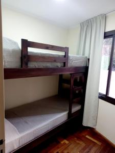 科尔多瓦Dpto dos dormitorios en Nueva Córdoba的带窗户的客房内的两张双层床